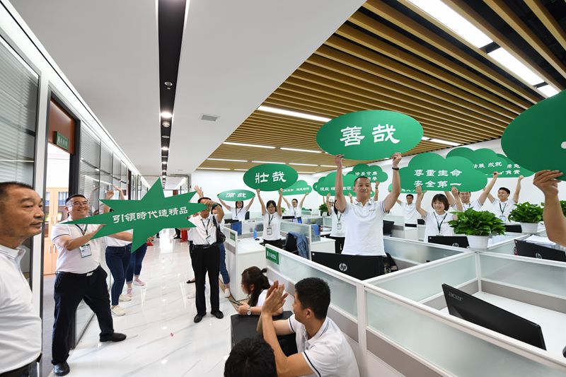 第十二工程公司唱跳、手舉寫(xiě)有企業(yè)文化標(biāo)語(yǔ)的KT板_副本