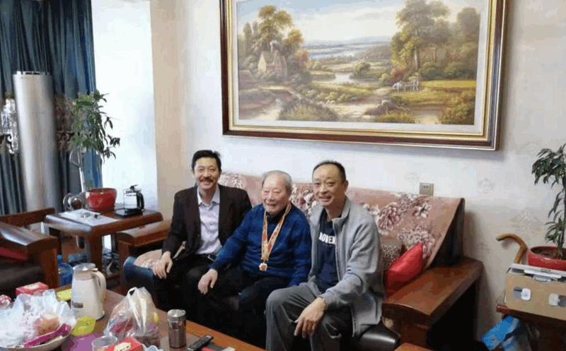 慰問公司榮獲中共中央、國務(wù)院、中央軍委頒發(fā)的“慶祝中華人民共和國成立70周年”紀(jì)念章的老黨員、離休干部胡成金同志_副本_副本