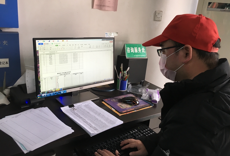 王建對領(lǐng)取口罩的人員核對信息、錄入信息