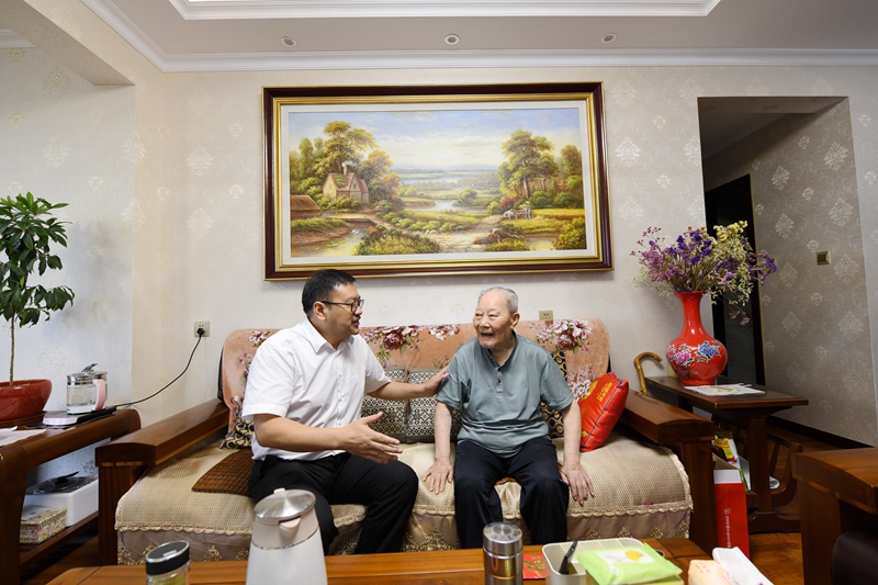 慰問老黨員胡成金_副本 慰問老黨員胡成金_副本